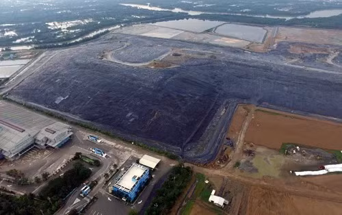 Bãi rác Đa Phước có công suất chôn lấp mỗi ngày khoảng 5.500 tấn, hiện đã cao như ngọn núi. Ảnh: Hữu Nguyên.