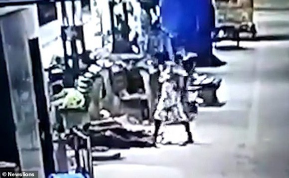 Bố mẹ ngủ say ở ga tàu, con gái 2 tuổi bị bắt cóc ngay trước mặt mà không biết-1