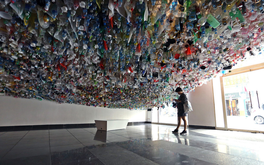 Tác phẩm “Cơn sóng rác” gây ấn tượng với công chúng.