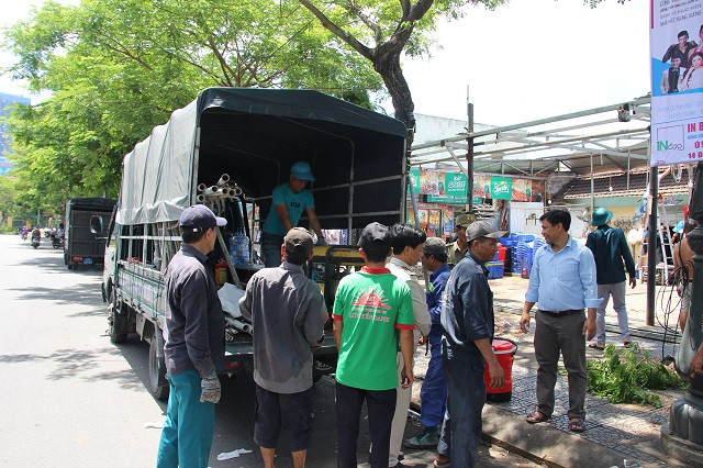 UBND phường phối hợp cùng Đội kiểm tra quy tắc đô thị quận và các đơn vị liên quan tiến hành tháo dỡ.