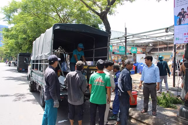 UBND phường phối hợp cùng Đội kiểm tra quy tắc đô thị quận và các đơn vị liên quan tiến hành tháo dỡ.