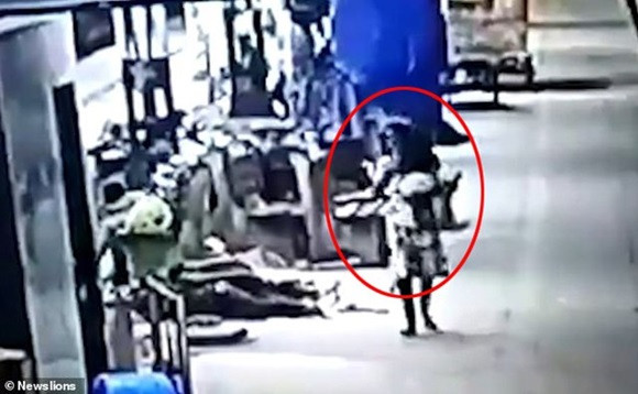 Bố mẹ ngủ say ở ga tàu, con gái 2 tuổi bị bắt cóc ngay trước mặt mà không biết