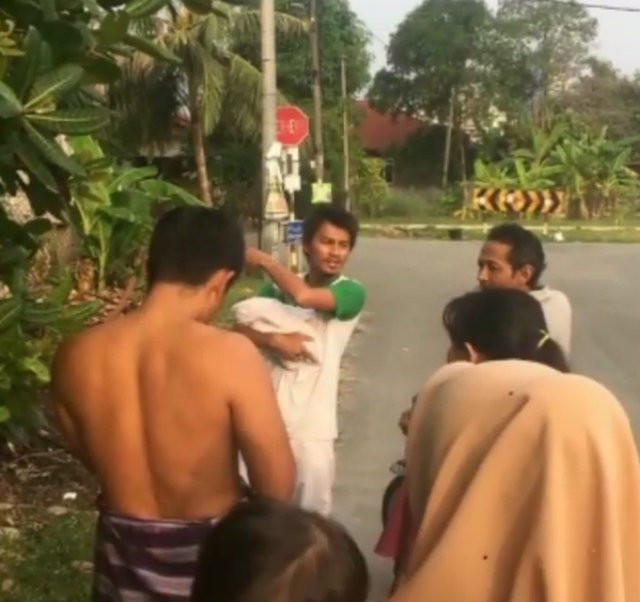 Thấy chú mèo đột nhiên chạy vào bụi cây rồi kêu gào, người đàn ông phát hiện kinh hoàng ảnh 1 thay chu meo dot nhien chay vao bui cay roi keu gao, nguoi dan ong phat hien kinh hoang - 3