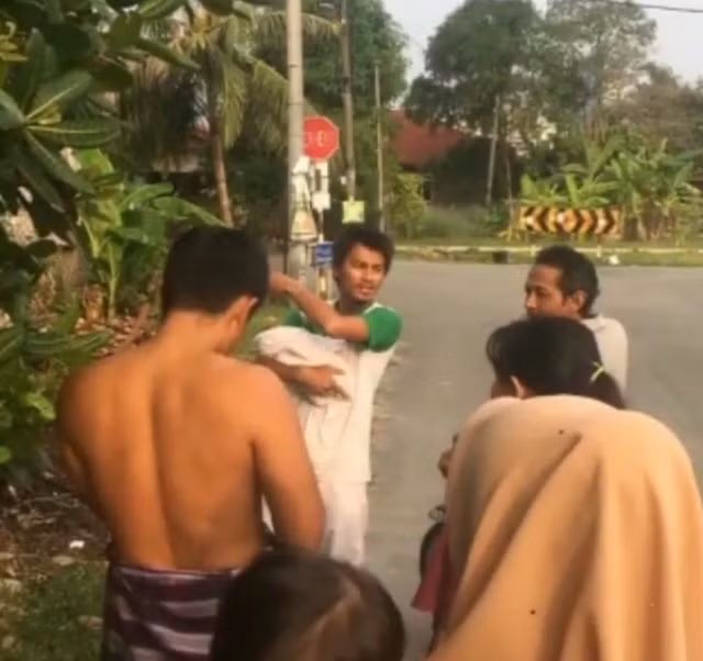 thay chu meo dot nhien chay vao bui cay roi keu gao, nguoi dan ong phat hien kinh hoang - 3
