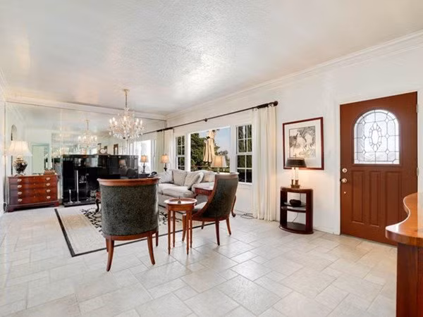 ngoi nha xay ra vu giet nguoi rung ron, gia "cat co" van duoi khong het khach - 11