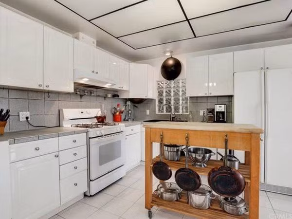 ngoi nha xay ra vu giet nguoi rung ron, gia "cat co" van duoi khong het khach - 5