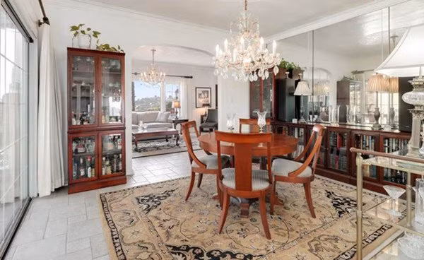 ngoi nha xay ra vu giet nguoi rung ron, gia "cat co" van duoi khong het khach - 10