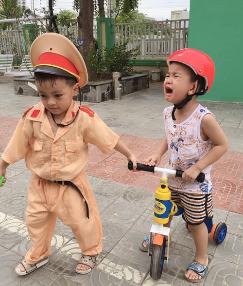 Cậu bé khóc thét khi bị cảnh sát nhí bắt xe.