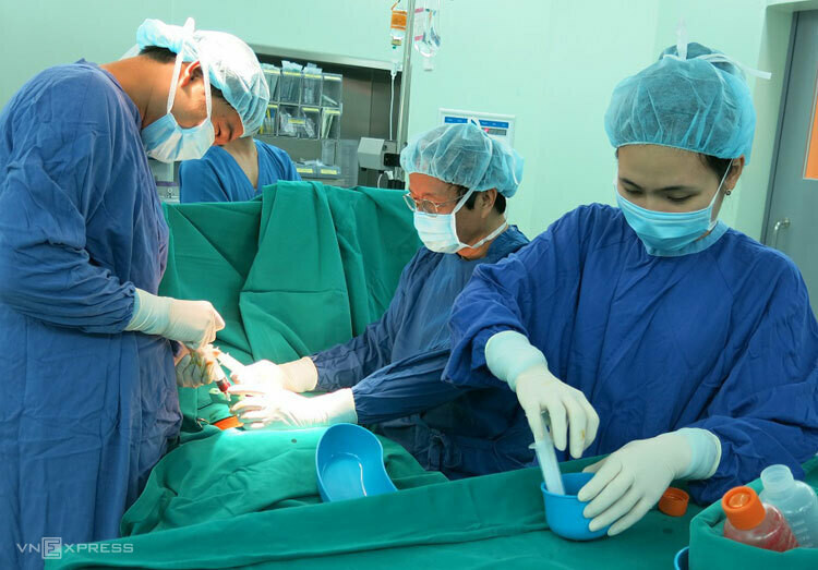 GS Nguyễn Thanh Liêm (giữa) cùng ê kíp ghép tế bào gốc cho bệnh nhân. Ảnh: XT. GS Nguyễn Thanh Liêm (giữa) cùng ê kíp ghép tế bào gốc cho bệnh nhân. Ảnh: XT.