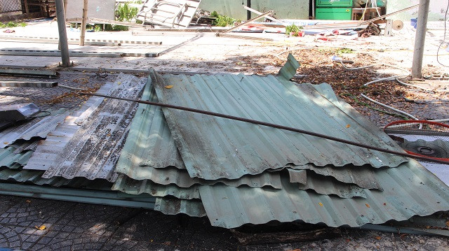 Các tấm tôn lợp quán đã được dỡ xuống.
