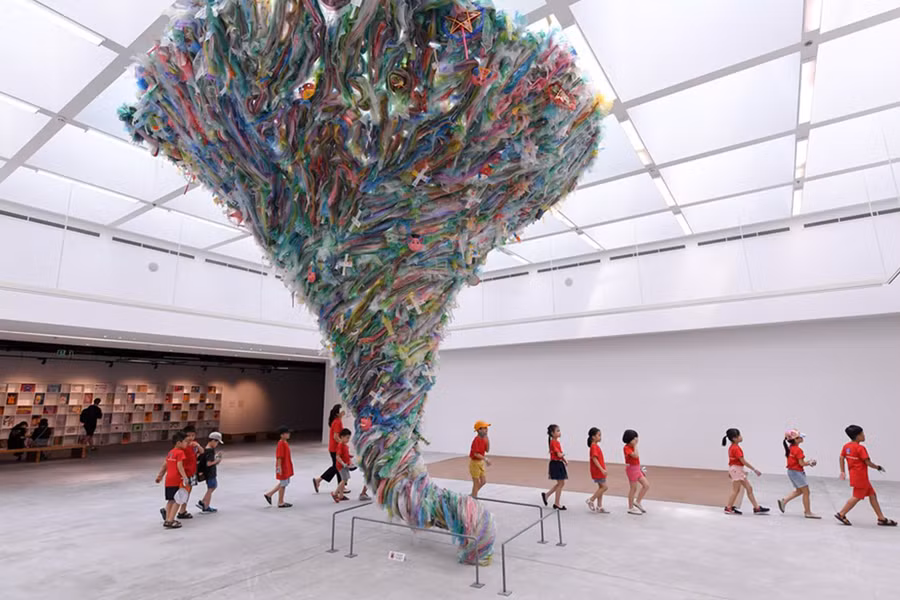 Các em thiếu nhi tham quan tác phẩm “Lốc xoáy”.