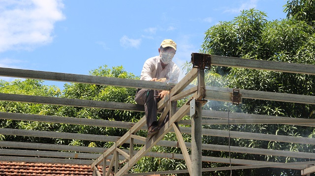 Công nhân tiến hành tháo dỡ các trụ sắt được dựng lên làm quán.