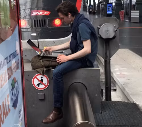 Càng cấm thì anh càng thích ngồi.