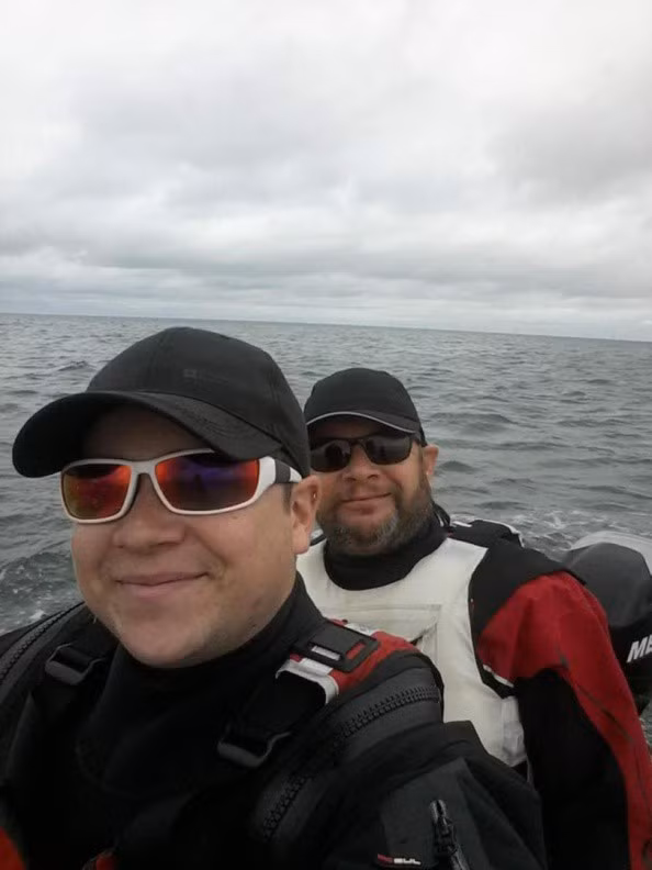 James và người cha Colin trong một lần ra biển