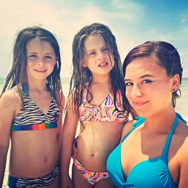 Kianni đi tắm biển cùng hai chị em song sinh Sophia và Ava