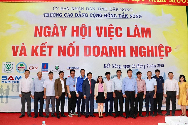 Dù mới lần đầu tổ chức nhưng khá nhiều Doanh nghiệp đã tham gia ngày hội Dù mới lần đầu tổ chức nhưng khá nhiều Doanh nghiệp đã tham gia ngày hội