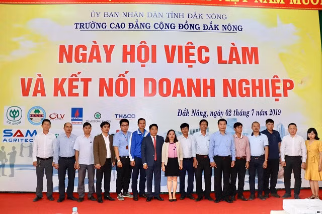 Dù mới lần đầu tổ chức nhưng khá nhiều Doanh nghiệp đã tham gia ngày hội Dù mới lần đầu tổ chức nhưng khá nhiều Doanh nghiệp đã tham gia ngày hội