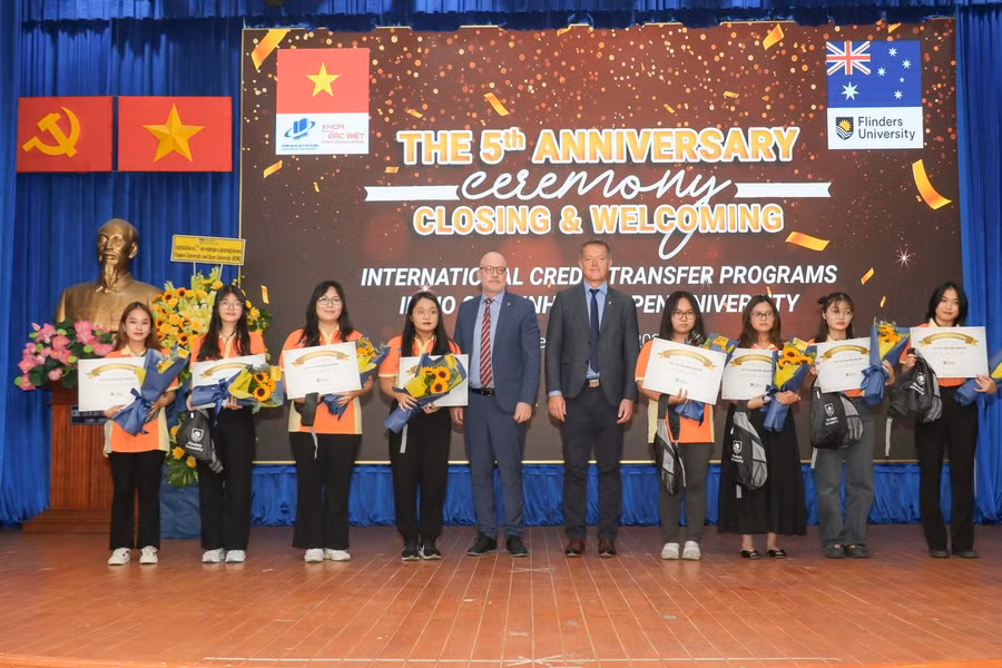 Ban giám hiệu Trường ĐH Flinders trao chứng thư và học bổng cho sinh viên chuẩn bị học tiếp giai đoạn 2 bên Úc. 