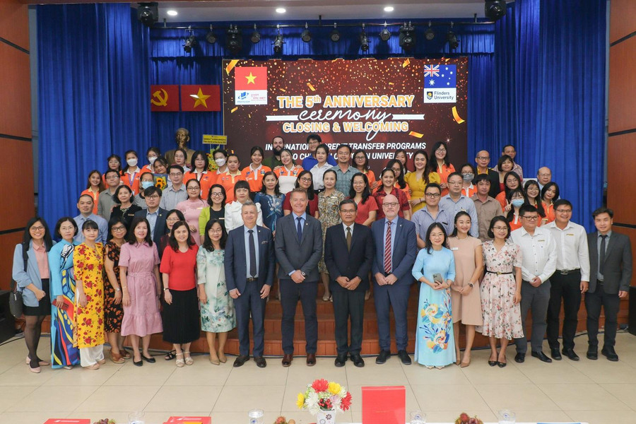 Ban giám hiệu Trường ĐH Mở TPHCM, ĐH Flinders và sinh viên chụp hình kỉ niệm. Ban giám hiệu Trường ĐH Mở TPHCM, ĐH Flinders và sinh viên chụp hình kỉ niệm.