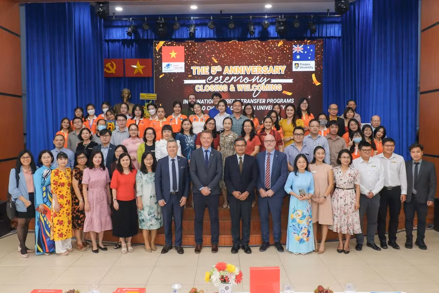 Ban giám hiệu Trường ĐH Mở TPHCM, ĐH Flinders và sinh viên chụp hình kỉ niệm.