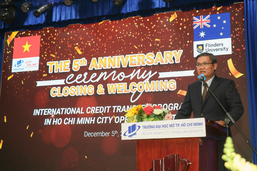 GS.TS Nguyễn Minh Hà, Hiệu trưởng Trường ĐH Mở TPHCM phát biểu tại lễ kỉ niệm. GS.TS Nguyễn Minh Hà, Hiệu trưởng Trường ĐH Mở TPHCM phát biểu tại lễ kỉ niệm.