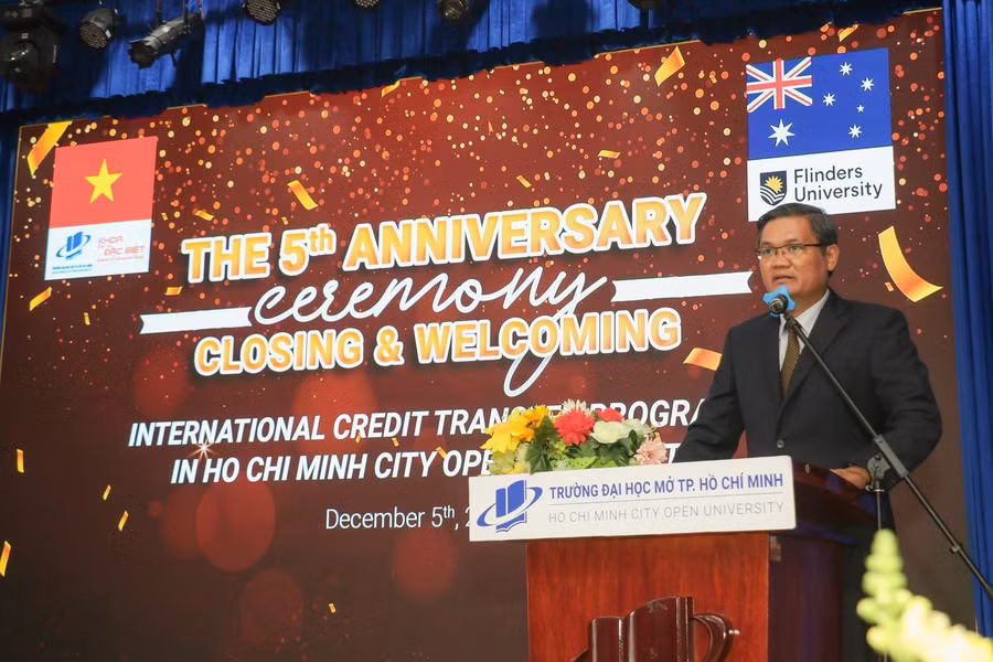 GS.TS Nguyễn Minh Hà, Hiệu trưởng Trường ĐH Mở TPHCM phát biểu tại lễ kỉ niệm.