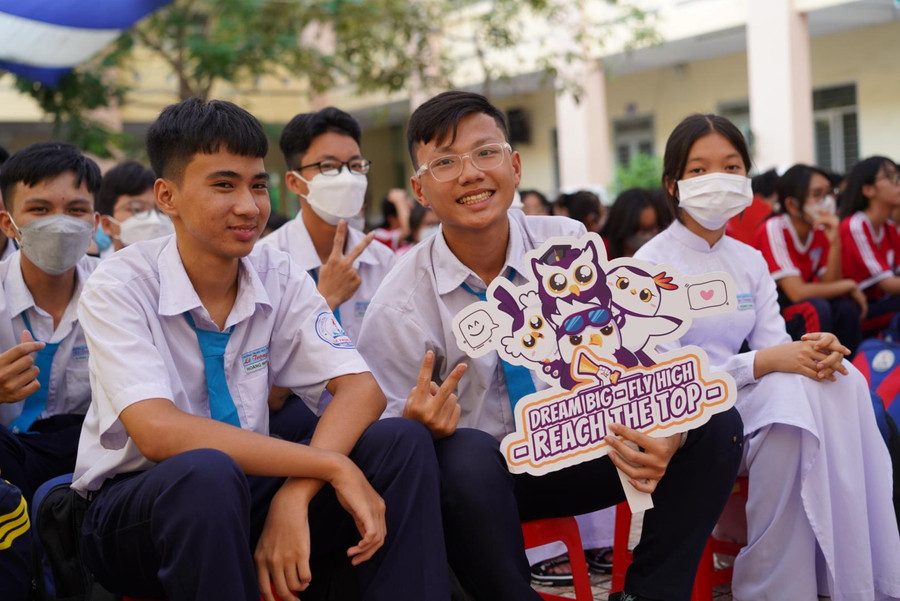 Học sinh Trường THPT Lê Trọng Tấn hào hứng với chương trình.