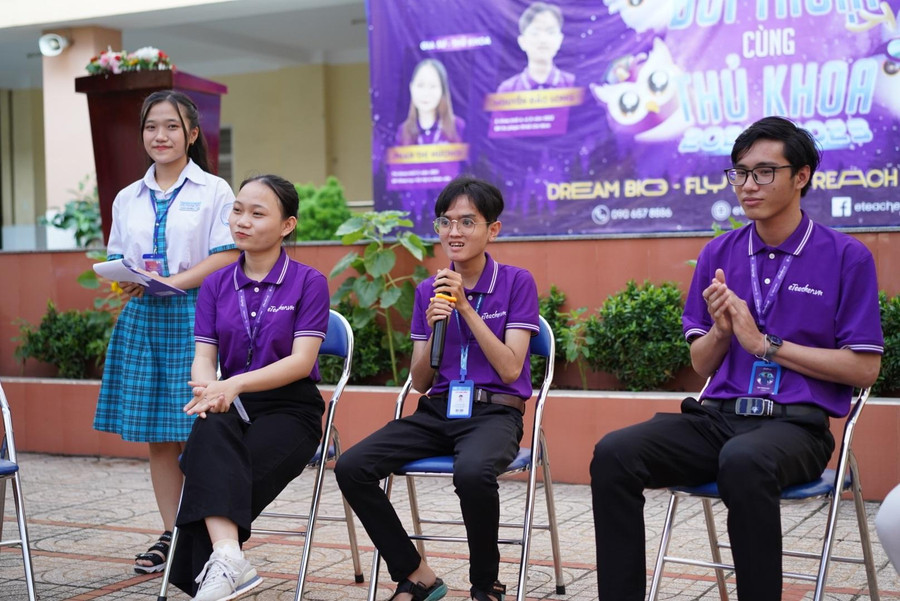 Các thủ khoa, á khoa chia sẻ kinh nghiệm học tập hiệu quả.