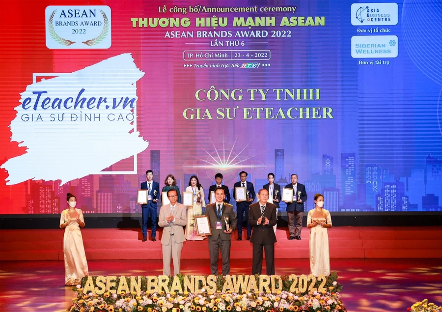 Ban lãnh đạo Công ty TNHH Gia sư eTeacher tại lễ đón nhận danh hiệu Thương hiệu Mạnh ASEAN 2022