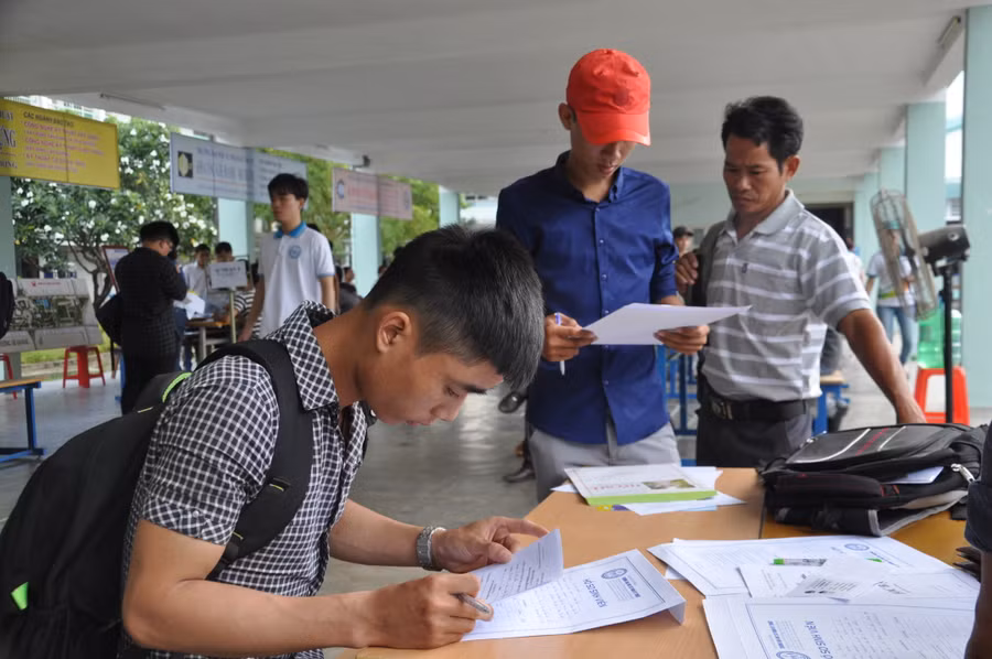 Nhiều tân sinh viên có mặt từ rất sớm tại trường ĐH Sư phạm Kỹ thuật (ĐH Đà Nẵng) để làm thủ tục nhập học. 