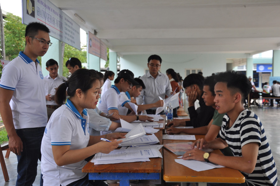 Niềm vui, niềm hy vọng của tân sinh viên trong ngày nhập học.