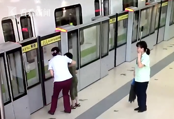 Hy hữu: Vội vàng lên tàu, người mẹ bỏ quên con lại nhà ga ảnh 3 Hy hữu: Vội vàng lên tàu, người mẹ bỏ quên con lại nhà ga ảnh 3