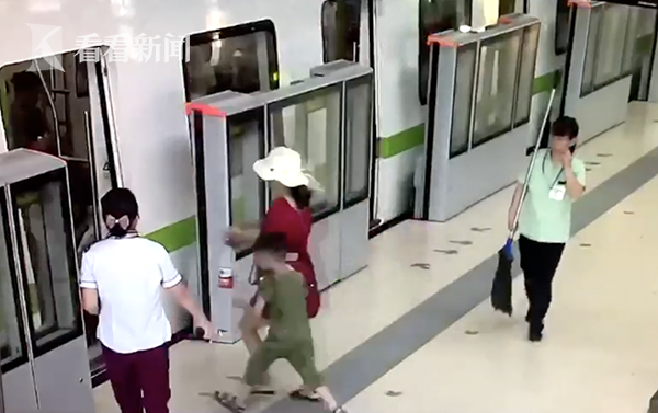 Hy hữu: Vội vàng lên tàu, người mẹ bỏ quên con lại nhà ga ảnh 2 Hy hữu: Vội vàng lên tàu, người mẹ bỏ quên con lại nhà ga ảnh 2