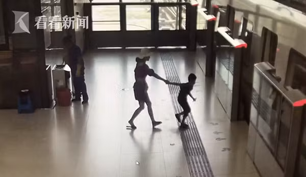 Một lúc sau người mẹ đã quay lại đón đứa trẻ.