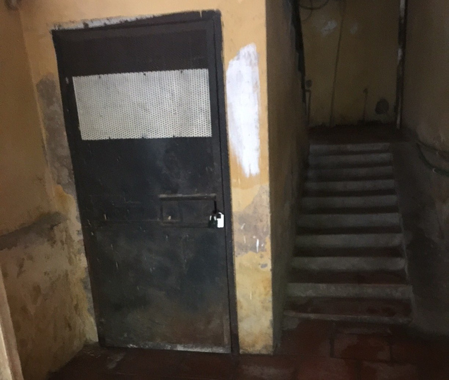 Đầu cầu thang nhà B5, Nghĩa Tân dột nước lênh láng