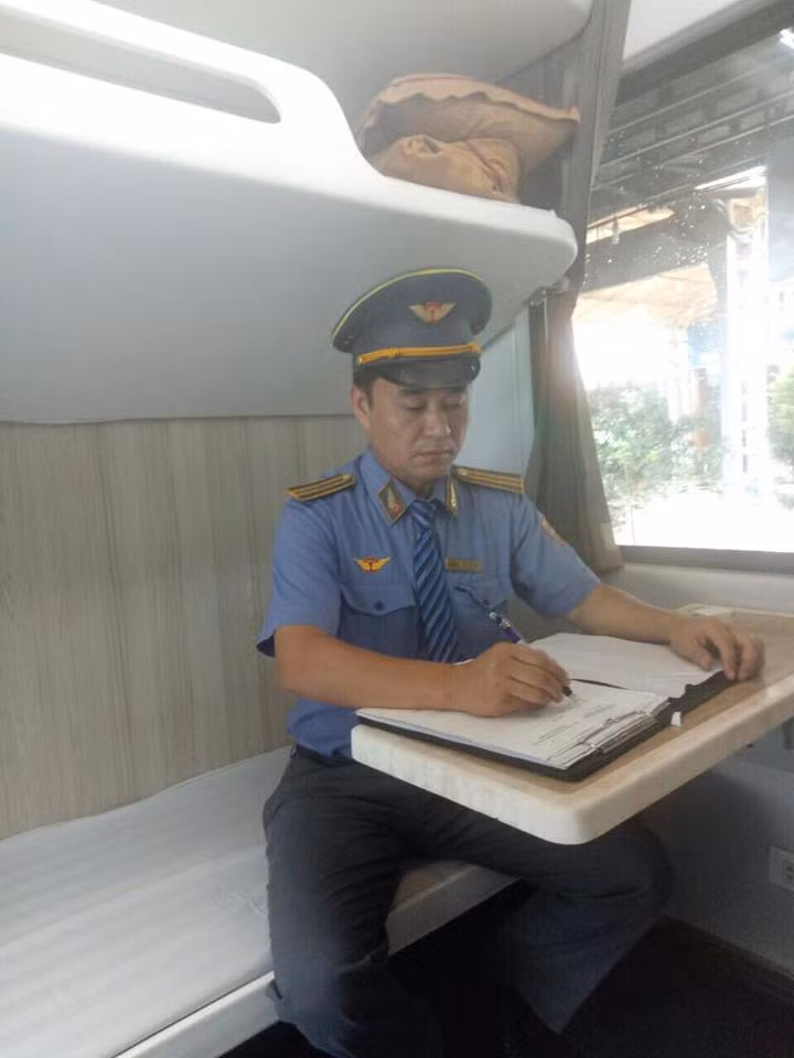 Bọc tiền lớn trong ba lô nữ hành khách bỏ quên trên tàu