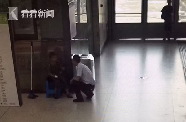 Nhân viên trấn an tinh thần cho cậu bé.