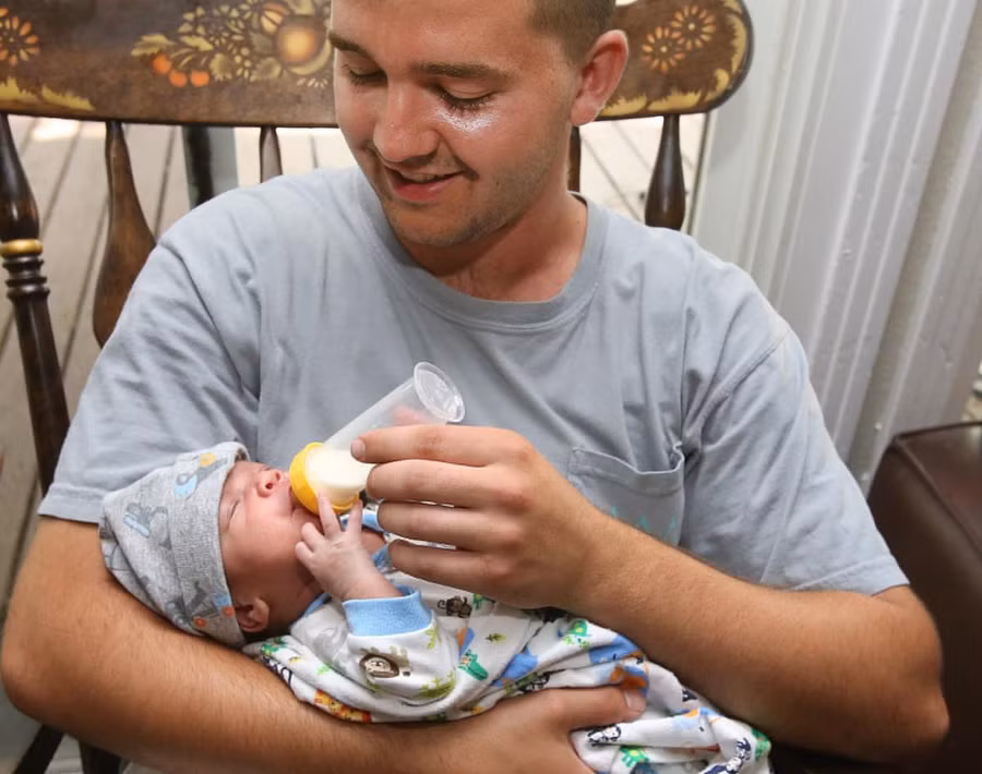 Đang hoàn tất ca sinh mổ thai ba, bác sĩ giật mình phát hiện còn một cánh tay nữa trong bụng mẹ