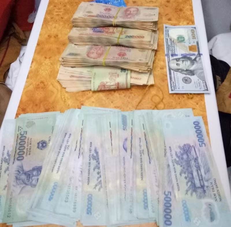 Bọc tiền lớn trong ba lô nữ hành khách bỏ quên trên tàu