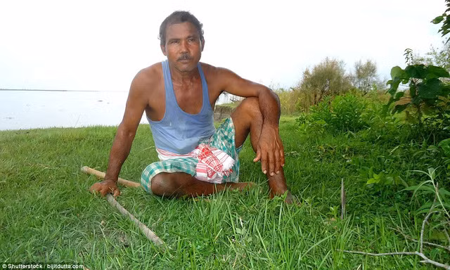 Hiện ông Jadav đã ở tuổi gần 60, mỗi ngày ông thức dậy từ sáng sớm để cặm cụi thực hiện tình yêu đối với việc trồng cây gây rừng.