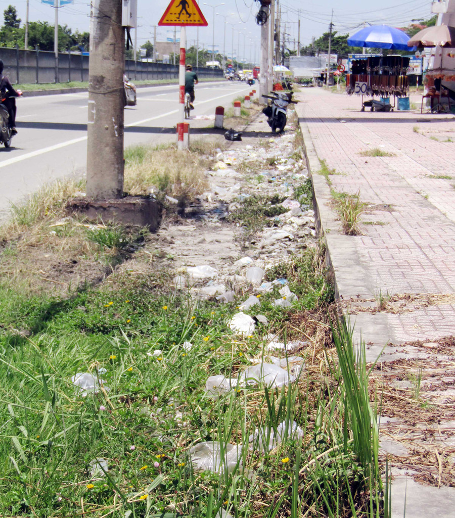 Túi ni lông và đủ loại rác ùn ứ dưới máng nước chân cầu (ảnh chụp ngày 6/8)