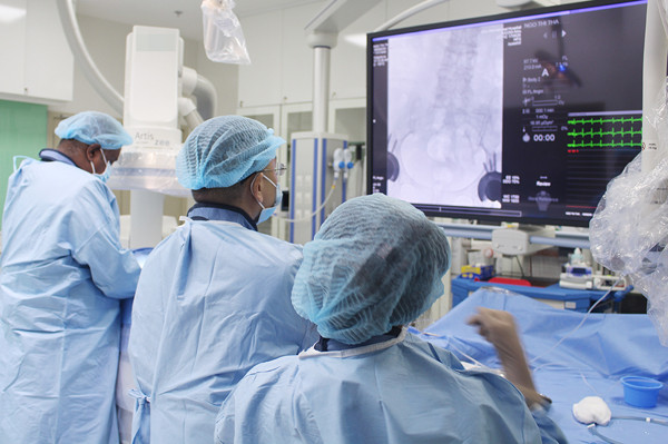 Bác sĩ can thiệp mạch máu cho bệnh nhân. Ảnh: M.T