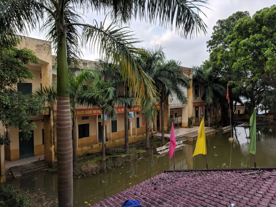 Tại 3 trường học trong xã, nước vẫn chưa rút hết Tại 3 trường học trong xã, nước vẫn chưa rút hết