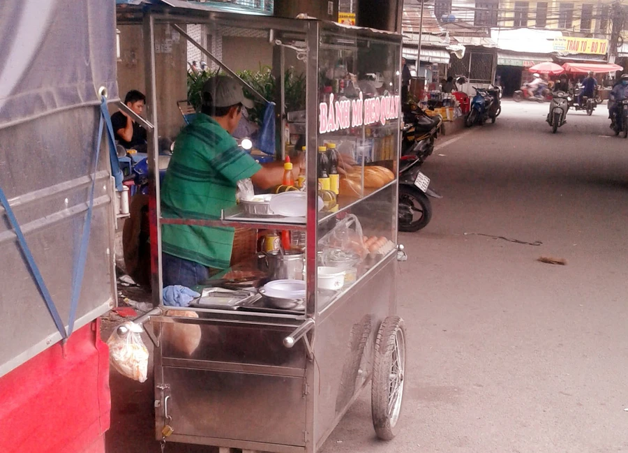 Xe đẩy, hàng quán lần chiếm gầm cầu (ảnh chụp ngày 6/8)