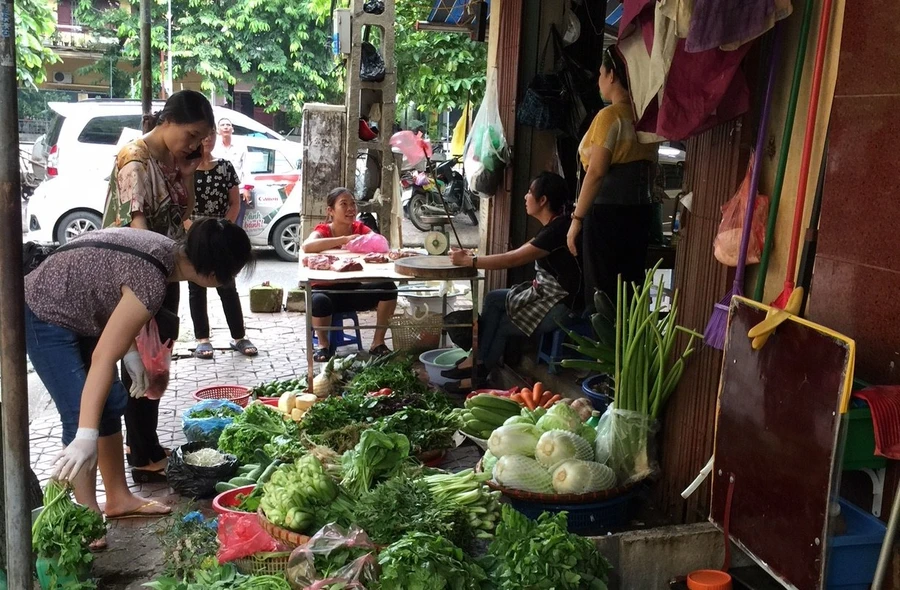 Tầng một chung cư thành quán chợ ảnh hưởng môi trường sống của dân