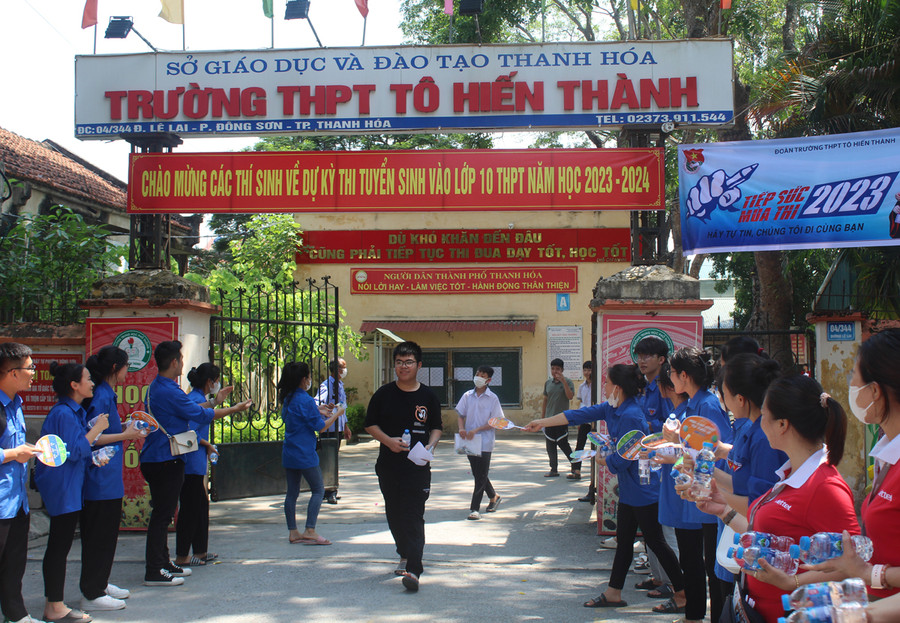 Thí sinh rời phòng thi tại Hội đồng thi Trường THPT Tô Hiến Thành (TP Thanh Hóa). Ảnh: LT.