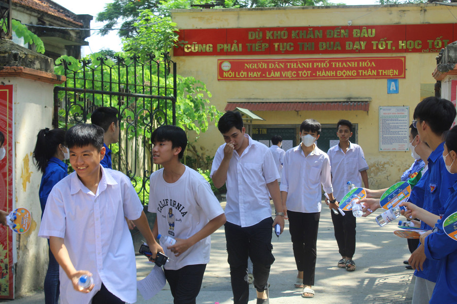 Thí sinh vui vẻ rời phòng thi sau khi hoàn tất môn thi cuối, kỳ thi vào lớp 10 THPT tại Thanh Hóa. Ảnh: LT. Thí sinh vui vẻ rời phòng thi sau khi hoàn tất môn thi cuối, kỳ thi vào lớp 10 THPT tại Thanh Hóa. Ảnh: LT.