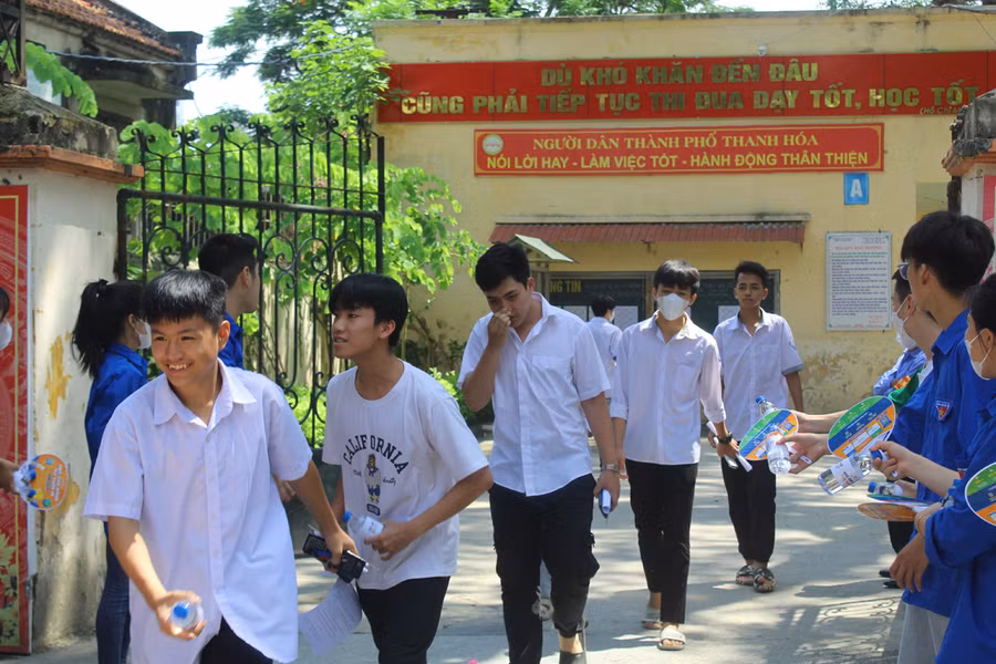 Thí sinh vui vẻ rời phòng thi sau khi hoàn tất môn thi cuối, kỳ thi vào lớp 10 THPT tại Thanh Hóa. Ảnh: LT.