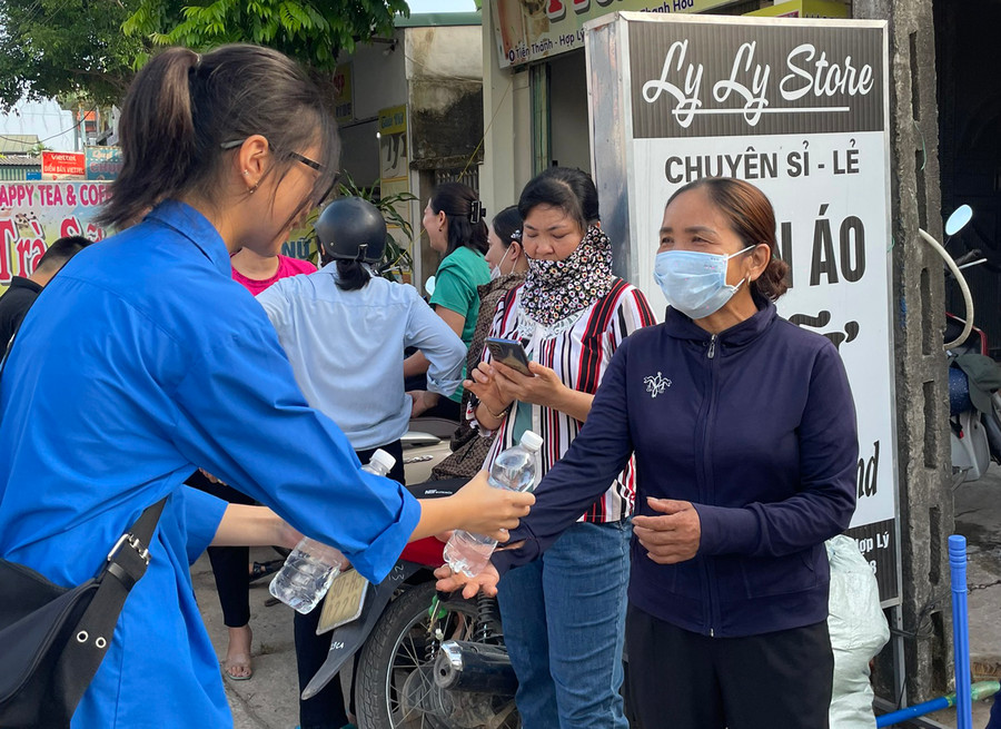Lực lượng tiếp sức mùa thi tiếp nước cho người nhà của sĩ tử tại điểm thi Trường THPT Triệu Sơn 3 (Triệu Sơn, Thanh Hóa).