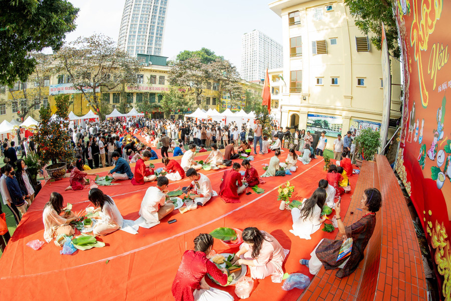 Trong chiều 2/2, các lớp đã tham gia thi gói bánh chưng Tết.